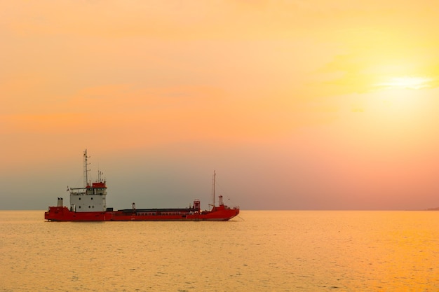 Transportvrachtschip met zonsondergang zee oceaan verzending voor import export industrie scene view