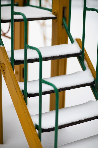 Trap bedekt met sneeuw op de speelplaats.Close-up