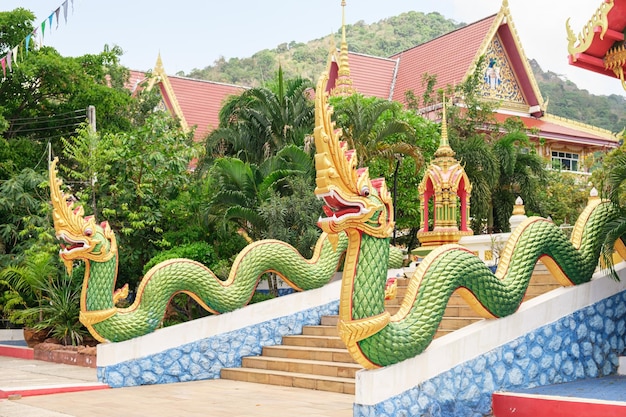 Trap die leidt naar een boeddhistische tempel versierd met drakenfiguren