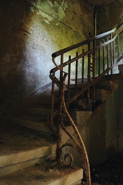 Foto trap en reling in een oud verlaten huis
