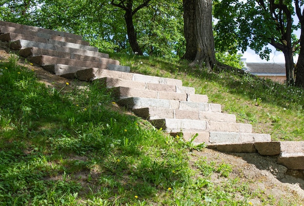 Trap gemaakt van natuursteenVintage stenen trap Oude trap gemaakt van stenen blokken Trap gemaakt van natuursteen