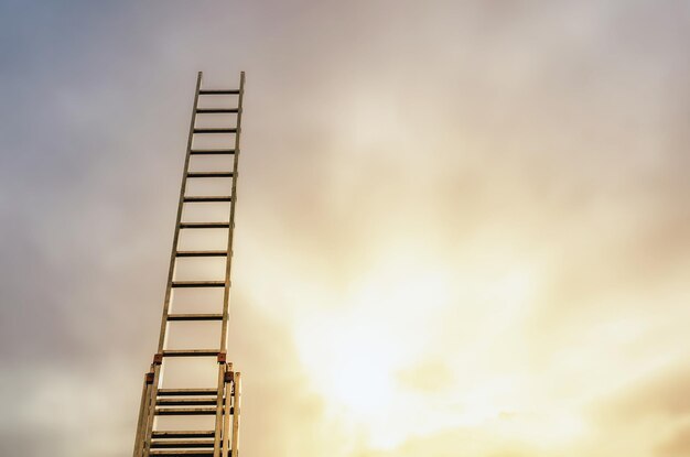 Trap naar de hemel Ladder op de achtergrond van de hemel