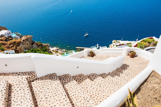 Trap naar de zee. Witte architectuur op het eiland Santorini, Griekenland. Prachtig landschap met uitzicht op zee.
