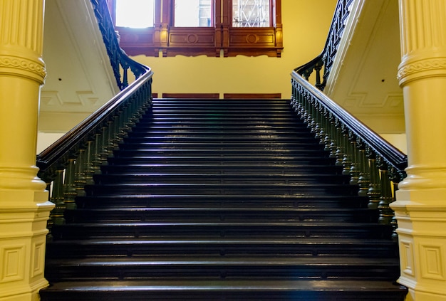 Foto trap van een heel groot en oud herenhuis, oude huisluxe