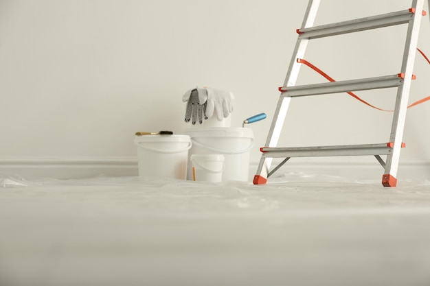 Trapladder en ander gereedschap bij de muur in de kamer Interieurrenovatie