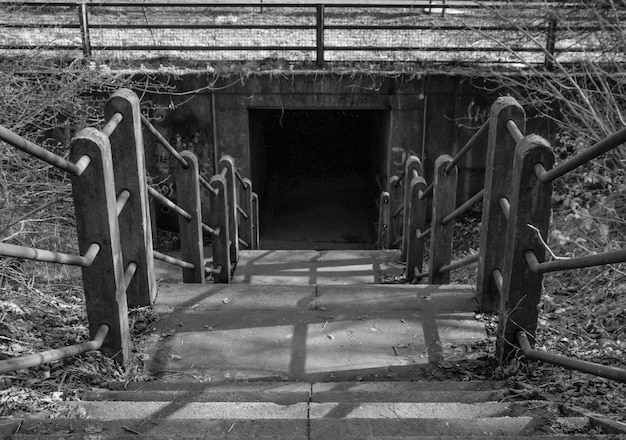 Foto trappen die naar de tunnel leiden