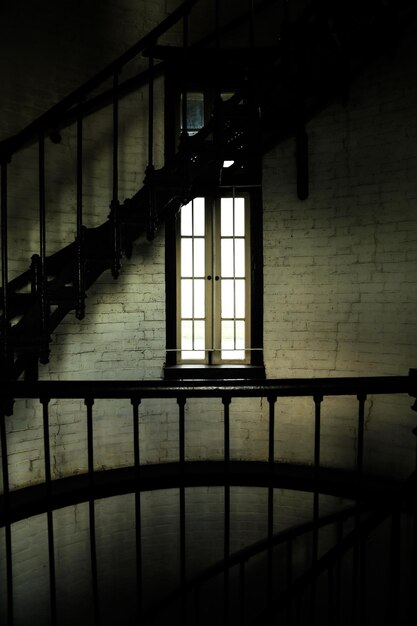 Foto trappen en gesloten venster van het huis