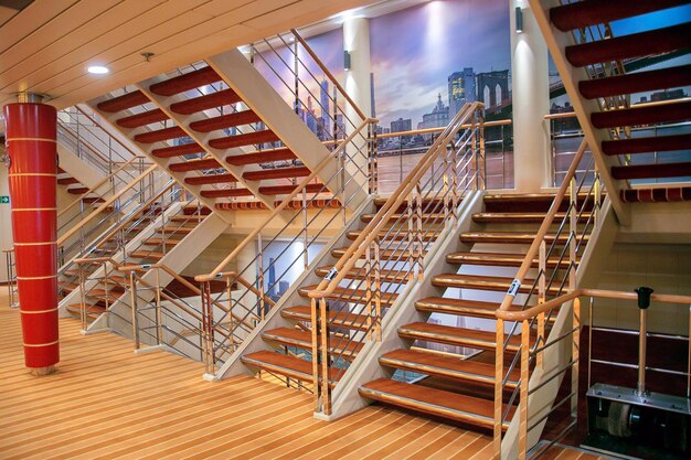 Foto trappen in een luxe cruiseschip