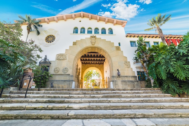 Foto trappen in het gerechtsgebouw van santa barbara, californië.