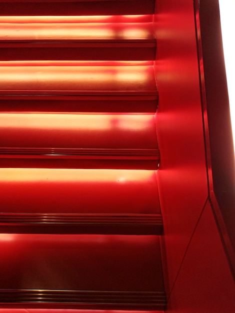 Trappen in rood neonlicht