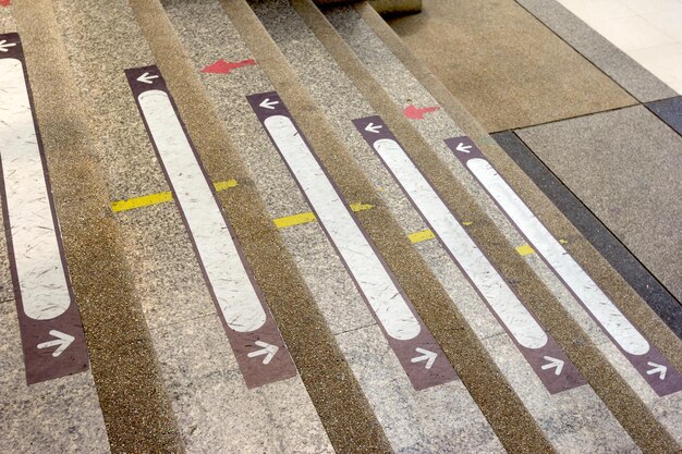 Foto trappen van de begane grond naar boven met lege ruimte voor boodschappen