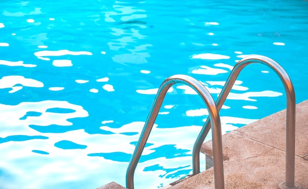 Trappen van een zoutwaterzwembad op een zomerdag.