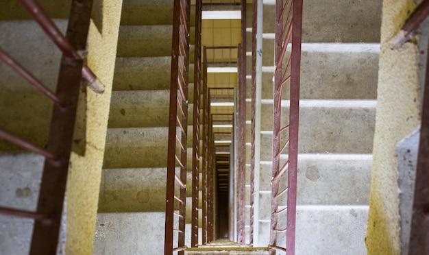 Traptreden trap zicht naar beneden Trap naar beneden in de voordeur van een flatgebouw