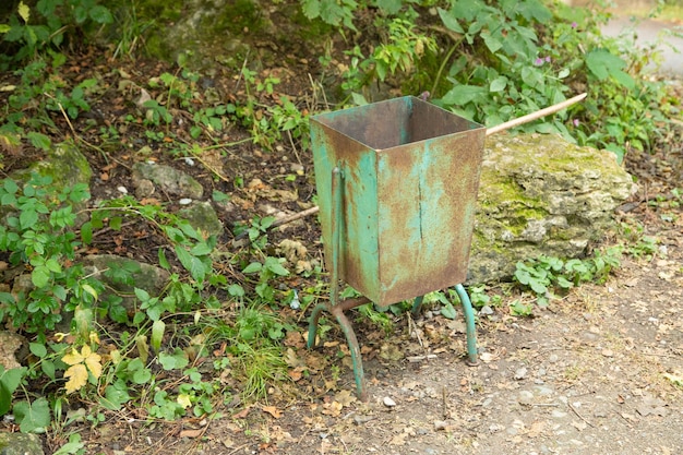 Foto bidone della spazzatura in natura