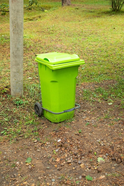 Foto cestino della spazzatura in natura