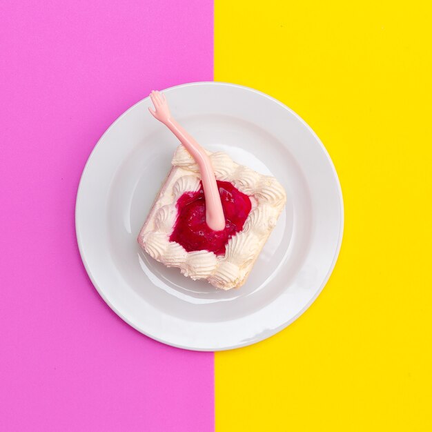 Фото Мусорный торт на цветном фоне. минимальный плоский дизайн еды