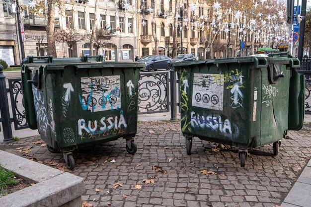 Foto lattini della spazzatura con graffiti anti-russi per le strade di tbilisi