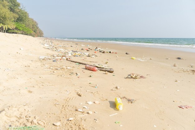 사진 열대 해변에서 쓰레기. 플라스틱 오염 환경 문제. 플라스틱 병 및 기타 쓰레기는 해변에서 씻어 냈습니다.