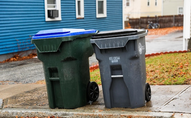 Photo trashcan on city sidewalk litter scattered around environmental issue waste management concept