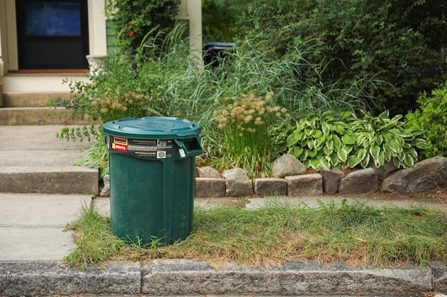 環境保護のリサイクルと廃棄物を象徴する屋外の通りのゴミ箱とゴミ箱