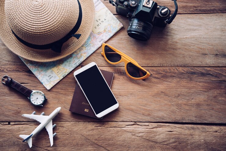 Photo 旅行アクセサリーの衣装。パスポート、荷物、旅行のために準備された旅行マップの費用