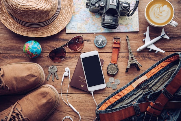 여행 액세서리 의상. 여권, 수하물, 여행을 위해 준비된 여행지도 비용