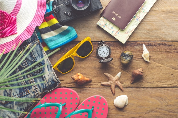 Foto costumi accessori da viaggio. passaporti, bagagli, il costo delle mappe di viaggio preparato per