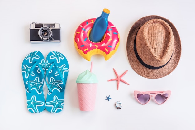 Foto elementi degli accessori di viaggio su fondo bianco, concetto di vacanze estive
