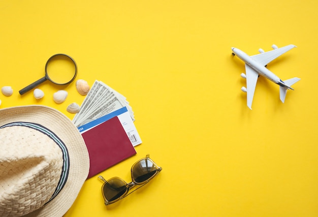 Accessori da viaggio e oggetti su uno sfondo giallo