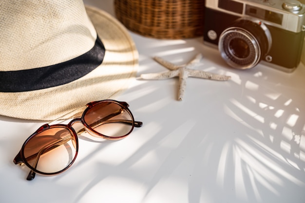 Фото Туристические аксессуары на столе с тенью отпуска, концепция летних каникул