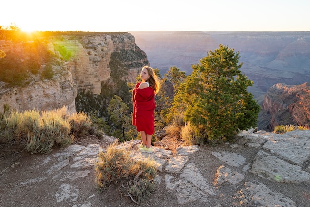 旅行と冒険のコンセプト。アメリカコロラド旅行。アメリカのグランドキャニオンの女性。グランドキャニオンのランドマーク。アリゾナの風景。