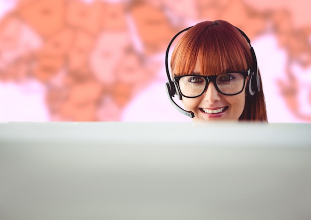 Photo travel agent woman wearing headset in front of world map