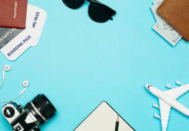 Sfondo di viaggio. articoli per viaggi e voli: biglietti, passaporto, denaro, occhiali da sole su uno sfondo colorato. riposo e concetto di vacanza