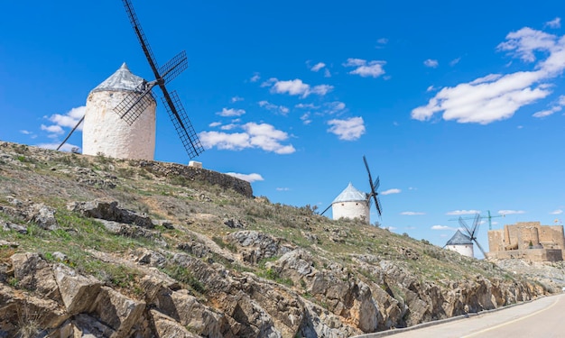 旅行、スペインの野原の風車の上の美しい夏