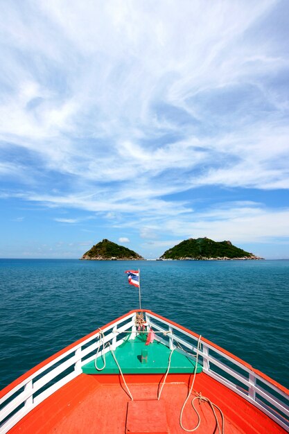 タイの海に向かう旅行船