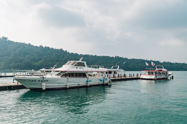 여행 보트는 Shuishe Pier에서 정차하고 Sun Moon Lake 위에 떠 있습니다.