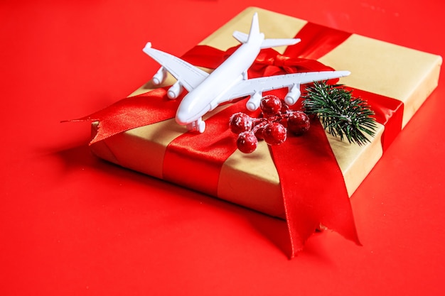 クリスマスのための旅行。クリスマスの装飾が施された飛行機。新年。セレクティブフォーカス。休日