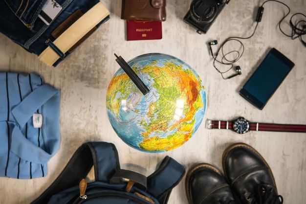 Концепция путешествия Глобус, паспорт, одежда, телефон, деньги, подготовка к поездке