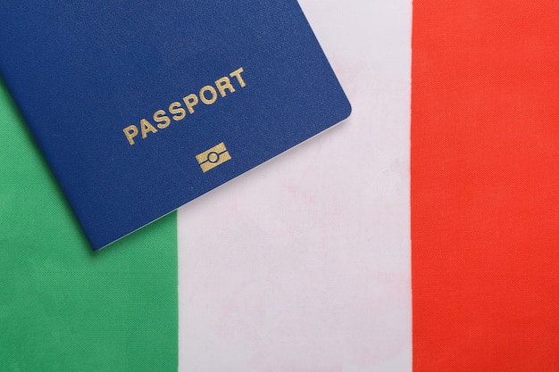 Concetto di viaggio. passaporto sullo sfondo della bandiera italiana