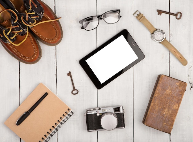 Концепция путешествия, обувь, камера, планшет, блокнот, часы, шкатулка, очки и винтажные ключи