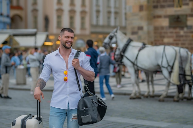 Photo travel concept tourist man with travel bag travelling man with suitcase walk on city street outdoor