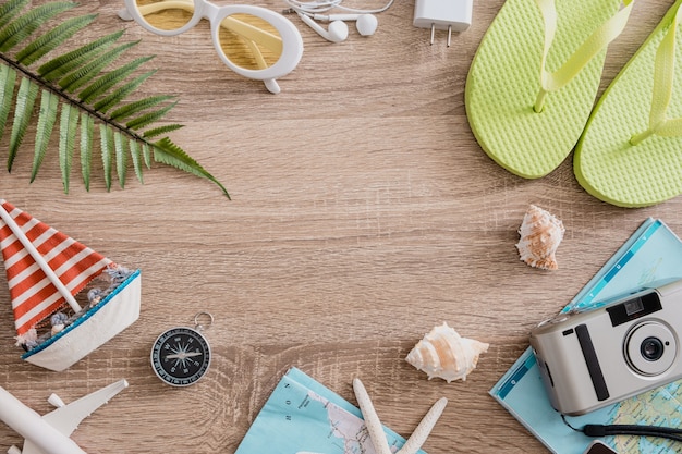 Foto concetto di viaggio con bagaglio da bikini per fotocamera retrò e vestito del viaggiatore