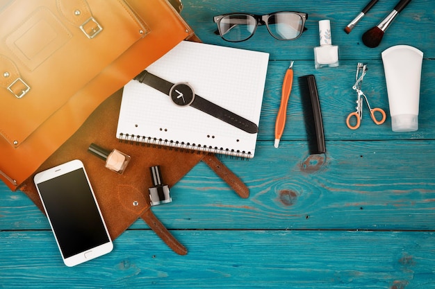 Foto le donne di concetto di viaggio hanno messo con gli occhiali dell'orologio della borsa del blocco note del telefono della borsa