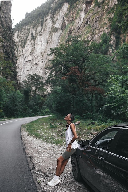 Фото Концепция путешествия молодая красивая хипстерша путешествует на машине