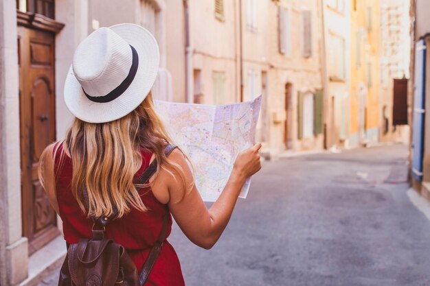 Photo travel to europe tourist looking at map on the street summer holidays sightseeing tourism