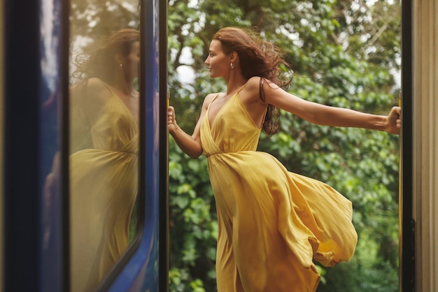 Viaggio ed esplorazione di una donna turistica in treno verso luoghi famosi dello sri lanka