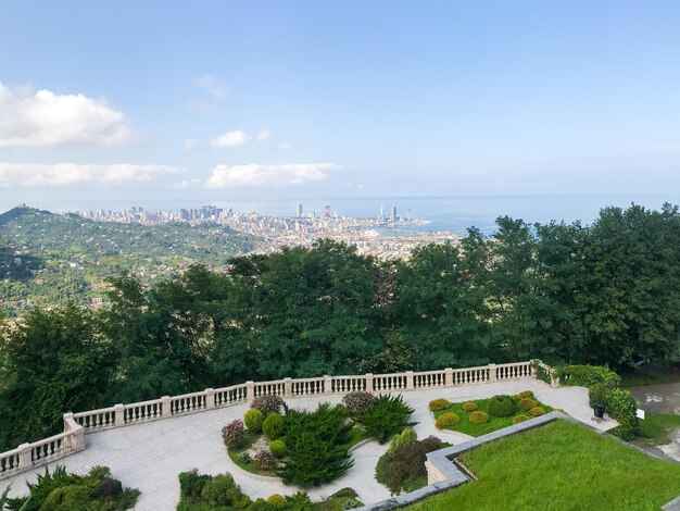 Photo travel to georgia viewpoint near sameba church and view of batumi city on horizon on autumn day