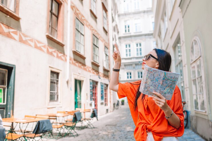 Photo travel girl with a map in vienna outdoors during holidays in europe.