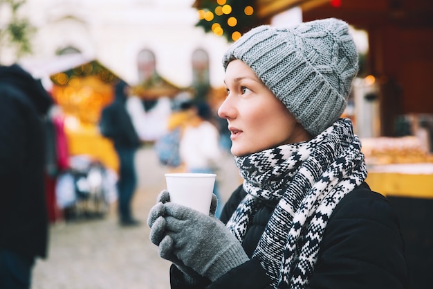 旅行の休日冬のクリスマスと人々の概念