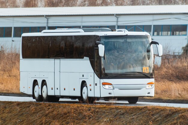 写真 この 現代 的 な 白い 列車 で 快適 で スタイル を 持っ て 旅 を し て ください